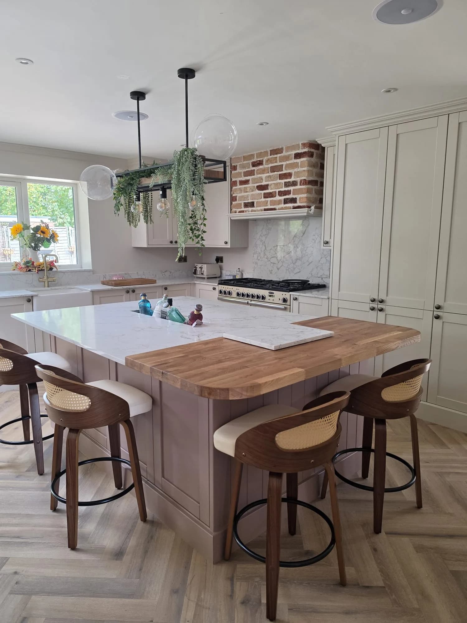 Island kitchen with timber breakfast bar